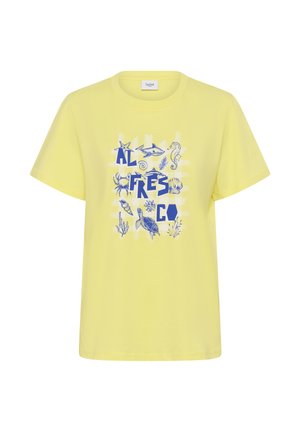 Rumena bombažna majica s sirovo modrim grafičnim tiskom vodnih elementov in besedilom "AL FRESCO" v poudarjenem, modernem fontu. Okrogli ovratnik.