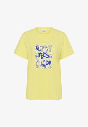 Dzeltena kokvilnas T-krekls ar zilu grafisko apdruku, kurā attēloti ūdens elementi un teksts „AL FRESCO” modernā, treknā fontā. Apaļš kakla izgriezums.