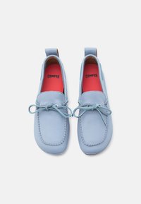 Hellblaue Mokassins aus Leder mit einer genähten Kante, tonalen Schnürsenkeln und einer hellroten Innensohle mit dem "CAMPER"-Logo.