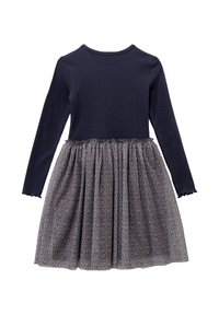 Granatowa sukienka z długim rękawem o prążkowanej fakturze z rozkloszowaną, teksturowaną spódnicą w szary leopardzi wzór oraz falbaniastymi mankietami na rękawach.