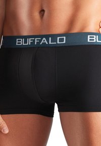 Melni bokseri ar gludu tekstūru, ar tumši zilu elastīgu jostu, uz kuras ar gaiši pelēku krāsu ir iegravēts vārds "BUFFALO".