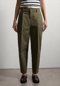 Pantalons taille haute vert olive à coupe droite, dotés de plis, de poches latérales et d'une fermeture à bouton à l'avant. Texture de tissu lisse.