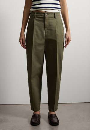 Pantalons taille haute vert olive à coupe droite, dotés de plis, de poches latérales et d'une fermeture à bouton à l'avant. Texture de tissu lisse.