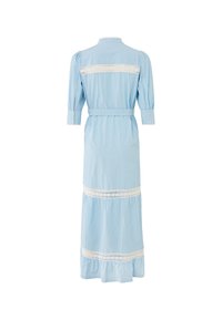 Ljusblå randig klänning med trekvarts puffärmar, spetsdetaljer, skärp i midjan och en flödande kjol i lager.