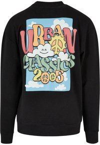 Fekete pulóver színes grafikával a hátsó részén, rajta a szöveg: "URBAN CLASSICS 2005", felhők, békejelek és egy mosolygó arc.
