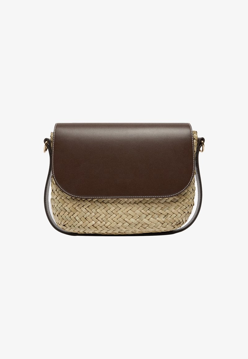 Brązowa skórzana klapa z plecionym z trawy dnem, prostokątny kształt, subtelne detale w szwie oraz regulowany pasek. Kompaktowy i funkcjonalny design.