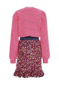 Červeno-bílý pruhovaný top s dlouhým rukávem a elastickým pasem, doplněný o sukni s květinovým vzorem a volánkovým lemem.