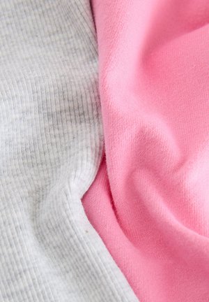 Tkanina bawełniana o jasnoszarej, prążkowanej fakturze oraz gładki, jasnoróżowy fragment. Obie tkaniny są miękkie i ułożone razem.