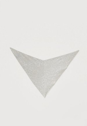 Lysebeige trekanttørkle med et subtilt dyreprintmønster. Laget av mykt stoff, med spisse kanter og en glatt tekstur.