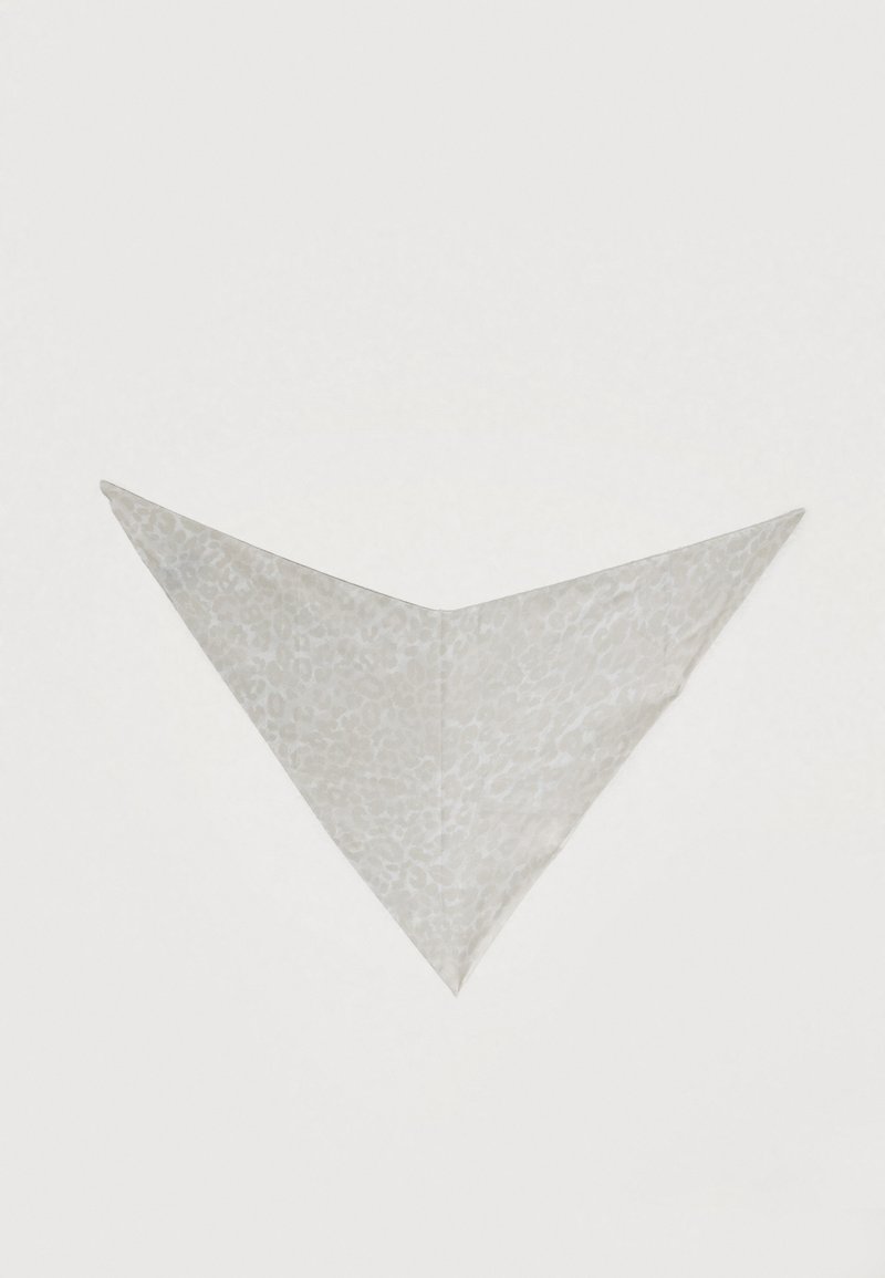 Foulard triangulaire beige clair avec un motif animalier subtil. Fabriqué en tissu doux, avec des bords pointus et une texture lisse.