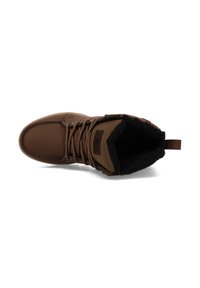 Barna bőr csizma puha fekete szőrmével bélelve, lekerekített orral és barna fűzőkkel. Hátsó húzófüle megkönnyíti a felhúzást.