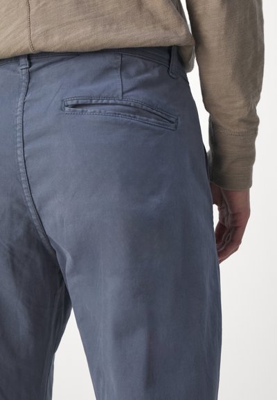 Blå bomuldsbukser med en glat tekstur, som har en baglomme og et lige ben-design. Subtil glans synlig på stoffet.