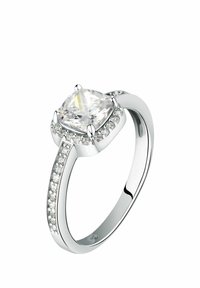 Anello in argento con un grande diamante quadrato circondato da piccole pietre lungo la fascia, che mostra una superficie lucida e riflettente.