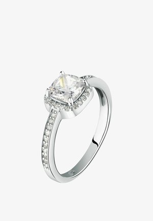 Anello in argento con un grande diamante quadrato circondato da piccole pietre lungo la fascia, che mostra una superficie lucida e riflettente.