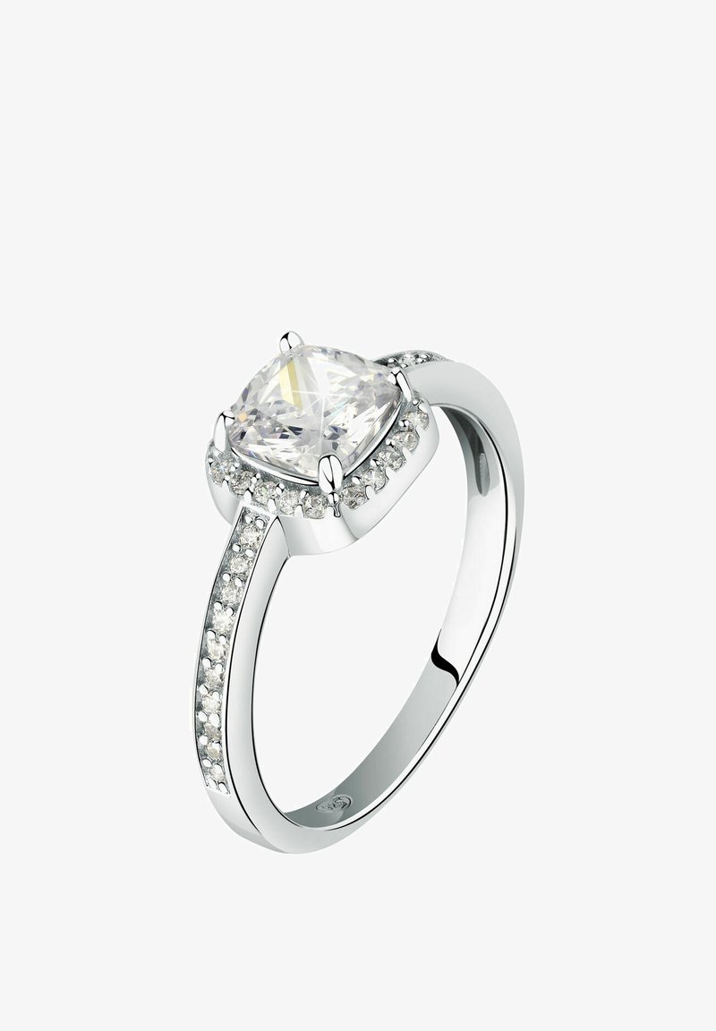 Anello in argento con un grande diamante quadrato circondato da piccole pietre lungo la fascia, che mostra una superficie lucida e riflettente.