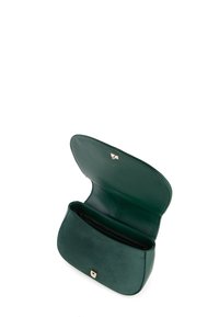 Borsa in pelle verde con una texture liscia, forma semi-strutturata, dettagli in oro e un unico scomparto con una patta aperta.