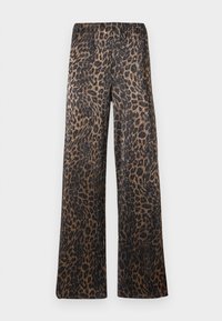 Pantaloni evazați cu un model de leopard în nuanțe de maro și negru, textură ribbed și talie înaltă, pe un fundal alb simplu.
