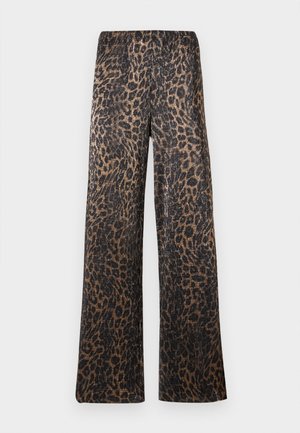 Pantalons large à imprimé léopard brun et noir, texture côtelée et taille haute sur un fond blanc uni.