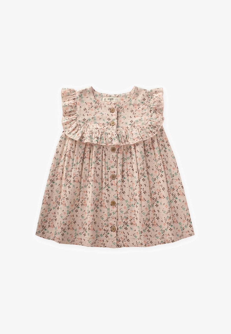 Jasnoróżowa sukienka z falbaniastym dekoltem, kwiatowymi wzorami w odcieniach zieleni i brzoskwini oraz zapięciem na guziki z przodu.