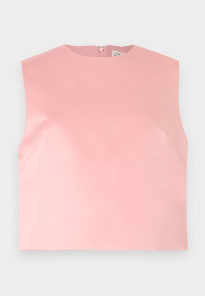 Γυναικείο τοπ χωρίς μανίκια σε απαλό ροζ χρώμα, με στρογγυλή λαιμόκοψη και φερμουάρ στο πίσω μέρος, παρουσιάζεται επίπεδο σε λευκό φόντο.