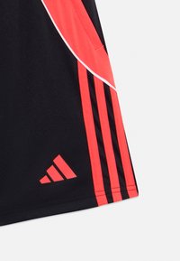 Shorts de sport noirs avec accents latéraux roses, trois rayures roses et un logo rose. Texture lisse avec des détails de couture précis.