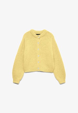 Cardigan lavorato a maglia grosso di colore giallo tenue con scollo rotondo, maniche lunghe e sei bottoni frontali, steso su sfondo bianco.