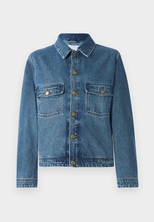 Veste en denim bleu moyen, avec une fermeture à boutons, quatre poches et un col classique. Texture lisse avec des accents cousus.