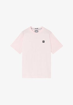 Hellrosa T-Shirt mit kurzen Ärmeln und Rundhalsausschnitt, mit einem kleinen schwarzen quadratischen Logo-Patch auf der linken Brust.