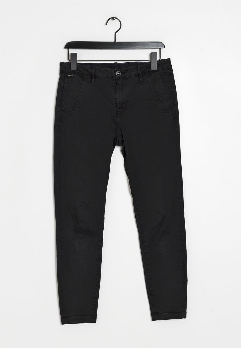 Pantalon slim noir avec poches avant et fermeture par bouton suspendu sur un cintre noir sur un fond blanc.
