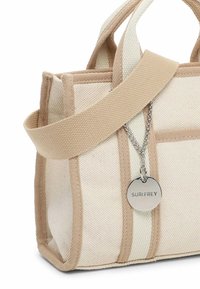 Borsa a spalla in tela di colore bianco sporco con dettagli beige, dotata di doppi manici e di un'etichetta argentata attaccata da una catena. Design strutturato e testurizzato.