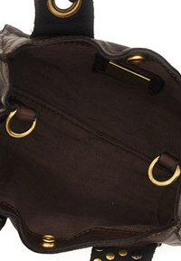 Interno di una borsa in pelle marrone con una fodera in tessuto testurizzato. Dotata di accessori in metallo dorato, inclusi anelli e un'etichetta, con cuciture visibili.