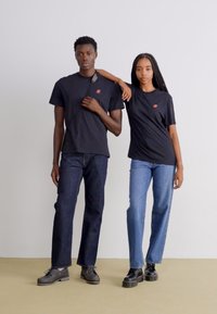 Salomon FURIOUS TEE UNISEX - Trükipildiga T-särk - deep black