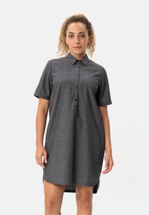 Abito a maniche corte con bottoni in tessuto grigio scuro dalla finitura testurizzata, con spacco laterale e un piccolo dettaglio verde all'orlo.