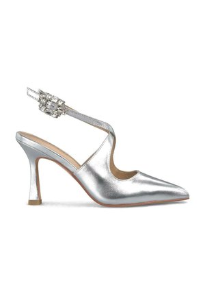 Chaussure à talon haut métallique argenté avec un bout pointu, des côtés ouverts, et une bride de cheville ajustable ornée d'un accent en cristal décoratif.