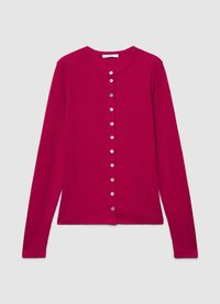 Cardigan à manches longues en tissu côtelé rose vif, avec un col rond et une rangée de cinq boutons sur le devant.