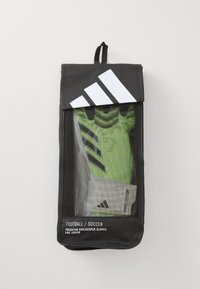 Svart mesh oppbevaringspose som inneholder neon grønn Adidas Predator keeperhansker. Inkluderer hvit logo og tekstdetaljer på posen.