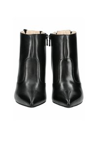 Bottines en cuir noir avec un bout pointu et un design ajusté. Présentent une fermeture éclaire sur le côté externe. Texture lisse.