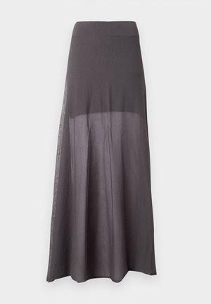 Longue jupe longue gris foncé transparente avec une doublure mini-jupe opaque et une ceinture ajustée sur un fond uni.