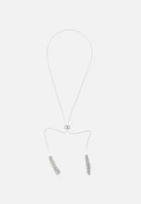 Collier réglable en argent avec un fermoir rond simple et deux pampilles texturées suspendues à chaque extrémité. Design lisse et minimaliste.