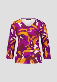 Paarse, oranje en witte bloempatroon top met V-hals en driekwart mouwen, vervaardigd van een gladde, lichte stof.