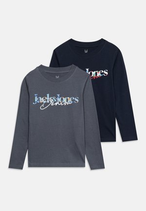 Zwei langärmlige Rundhals-T-Shirts, eines dunkelgrau und eines marineblau, beide mit mehrfarbigem „Jack & Jones Denim“-Logo auf der Brust.