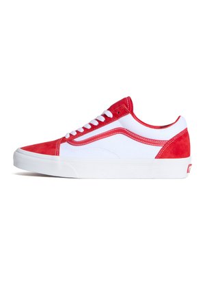 Rød og hvid sneaker lavet af ruskind og lærred. Har en lav profil, gummisål og kontrasterende syninger langs siden.