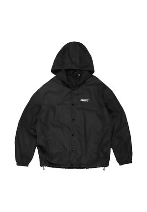 Czarna kurtka z kapturem, guziki z przodu, elastyczne mankiety, boczne kieszenie oraz małe białe logo "PROSTO" na piersi.
