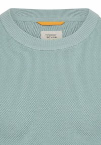 Lichtblauwe gebreide trui met een ronde halslijn, voorzien van een oranje accent aan de binnenkant van de kraag. Het label draagt de tekst "camel active."