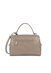 Borsa a mano in pelle beige con design strutturato, manico superiore, tracolla removibile e tasca frontale con zip e accessori in tonalità oro.