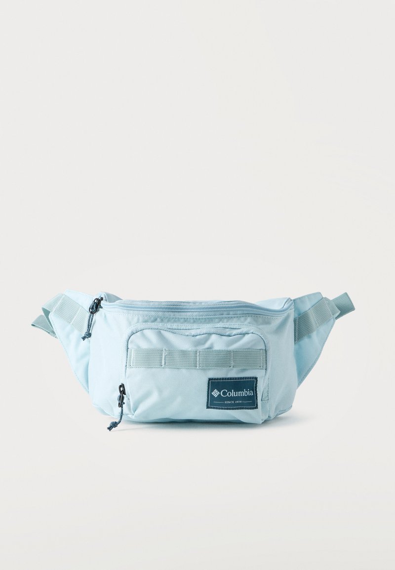 Φωτεινό γαλάζιο τσαντάκι μέσης Columbia με φερμουάρ στις κύριες και μπροστινές θήκες και ρυθμιζόμενους ιμάντες σε λευκό φόντο.