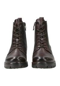 Botas de tobillo de cuero marrón con un acabado suave, que cuentan con cordones y cremalleras laterales. Suela de goma gruesa con un patrón de tracción para agarre.