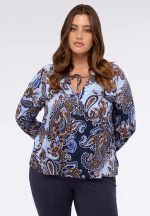 Langärmlige, hellblaue Bluse mit einem Paisleymuster in Braun- und Blautönen, mit einer Schleifenverschluss am Ausschnitt und einer lockeren Passform.