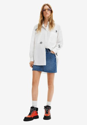 OVERSIZE SHIRT WITH FANTASY ILLUSTRATIONS - Button-down blouse - white