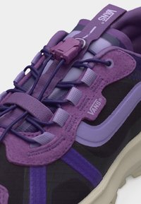 Μωβ και μαύρο αθλητικό παπούτσι Vans με ρυθμιζόμενους ελαστικούς κορδονιών και ετικέτα με το λογότυπο στην επενδεδυμένη γλώσσα.